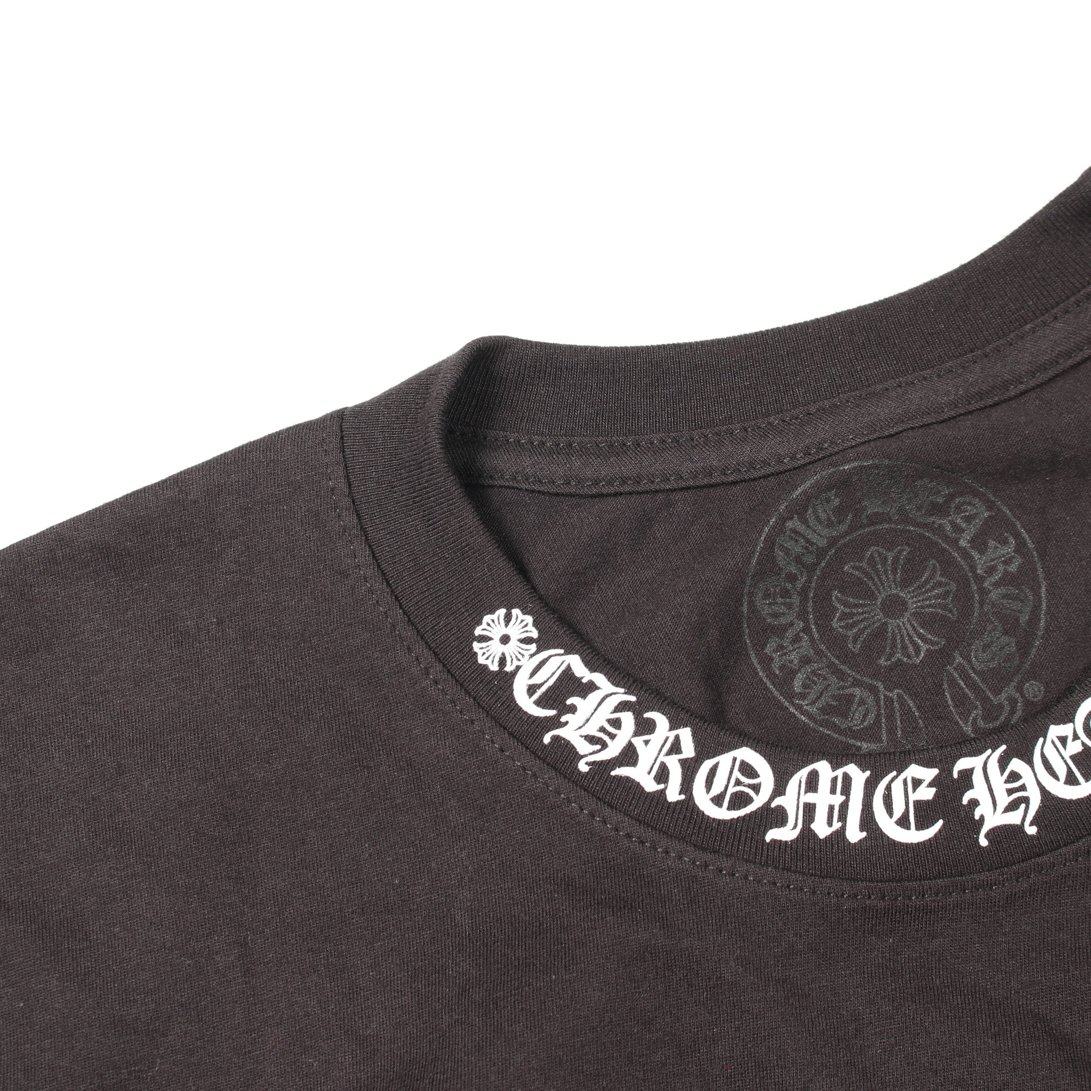 スクロール ネックロゴ ポケット付き 半袖Tシャツ コットン ブラック