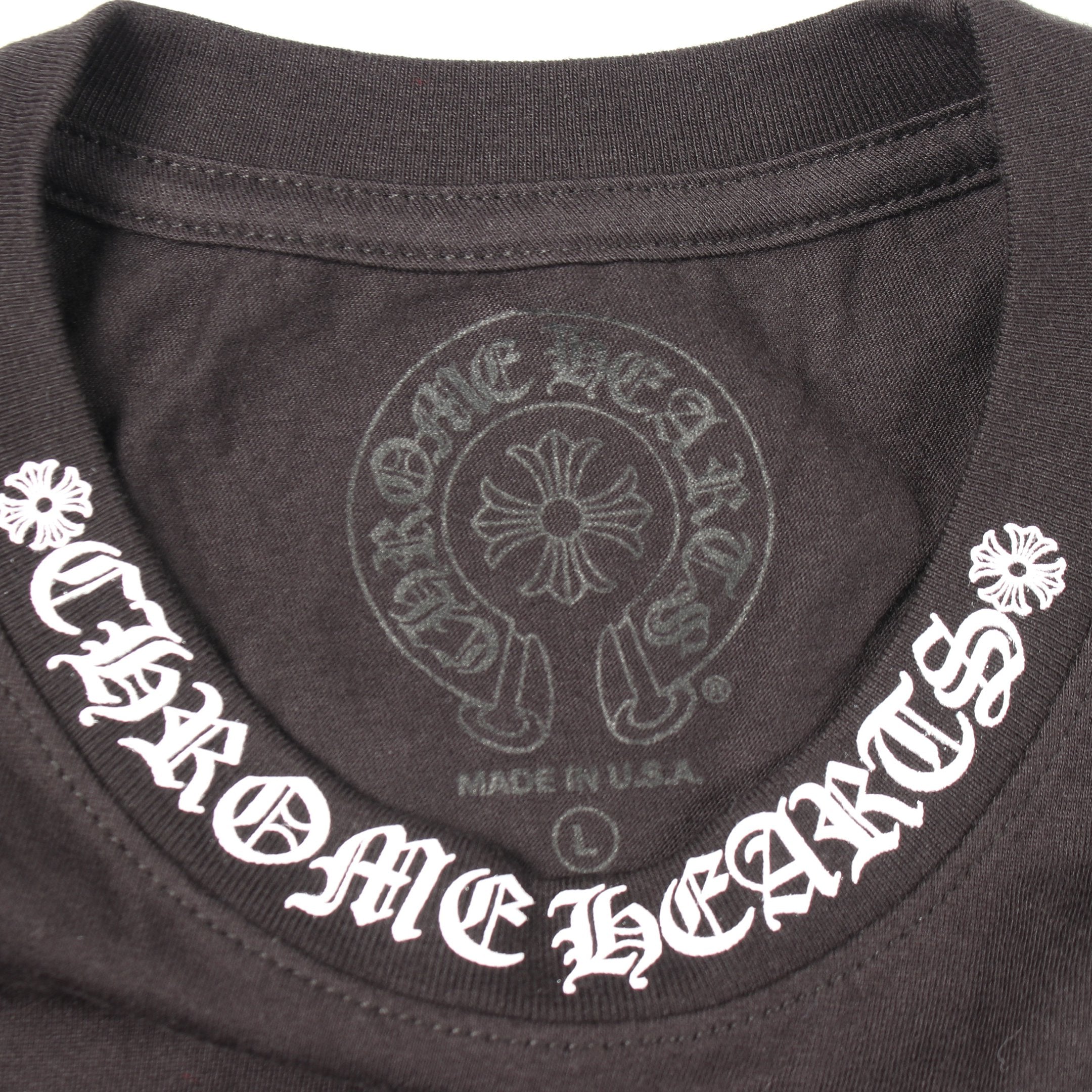 スクロール ネックロゴ ポケット付き 半袖Tシャツ コットン ブラック
