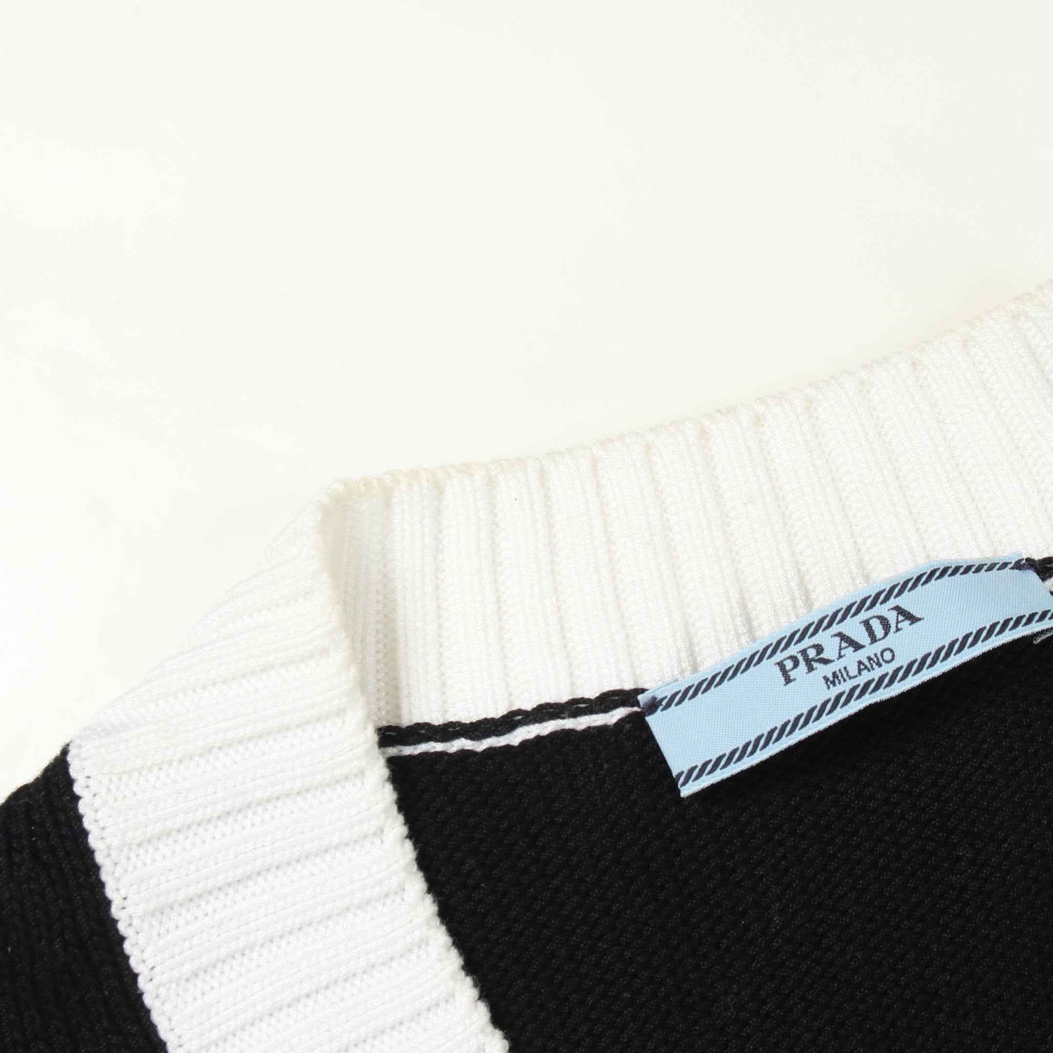 ロゴ刺繍 クロップド カーディガン コットン ブラック ホワイト プラダ