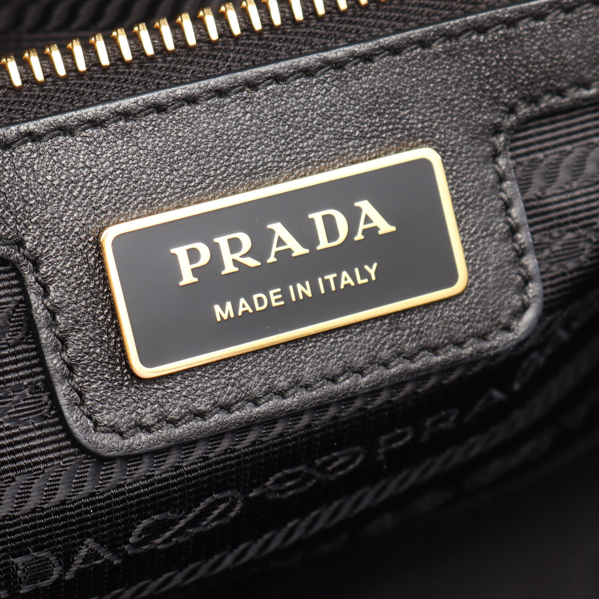 Re-Edition 1978 ミディアム 2WAY ハンドバッグ ナイロン サフィアーノレザー ブラック プラダ バッグ PRADA