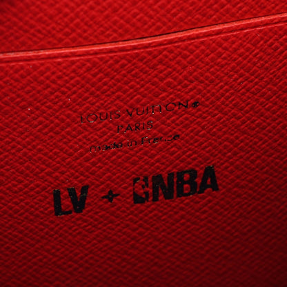 LV × NBA ソフトトランク フォーンボックス モノグラム ボディバッグ PVC レザー ファブリック ブラウン ホワイト ルイヴィトン