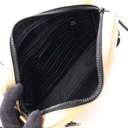 SAFFIANO TRAVEL ショルダーバッグ サフィアーノレザー ゴールド プラダ