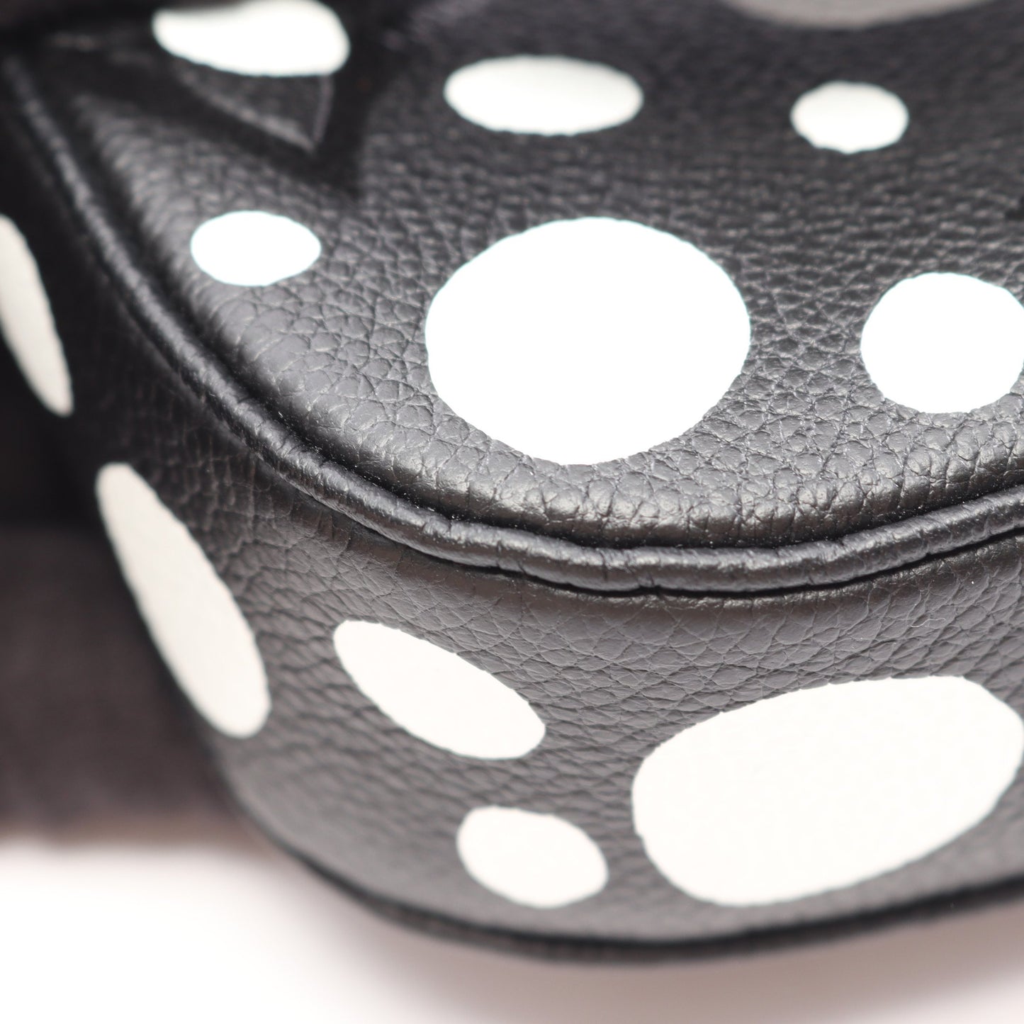 LV × YK ミュルティ ポシェット アクセソワール モノグラムインフィニティドット ノワール 草間彌生 ショルダーバッグ レザー ブラック ホワイト ルイヴィトン
