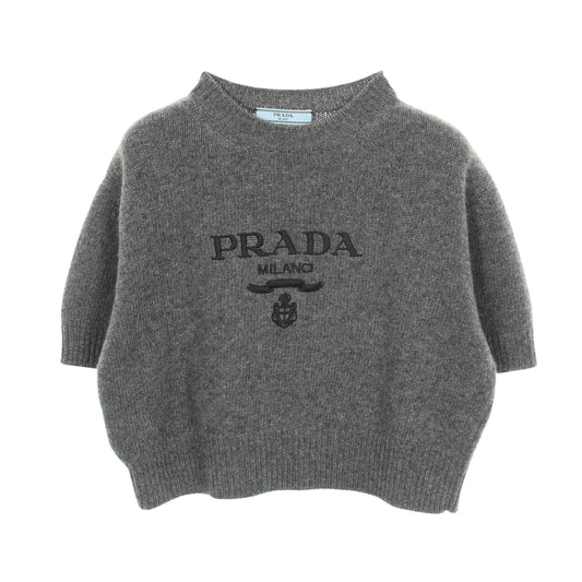 ロゴ刺繍 半袖 ショート丈 ニット ウール カシミヤ グレー プラダ トップス PRADA