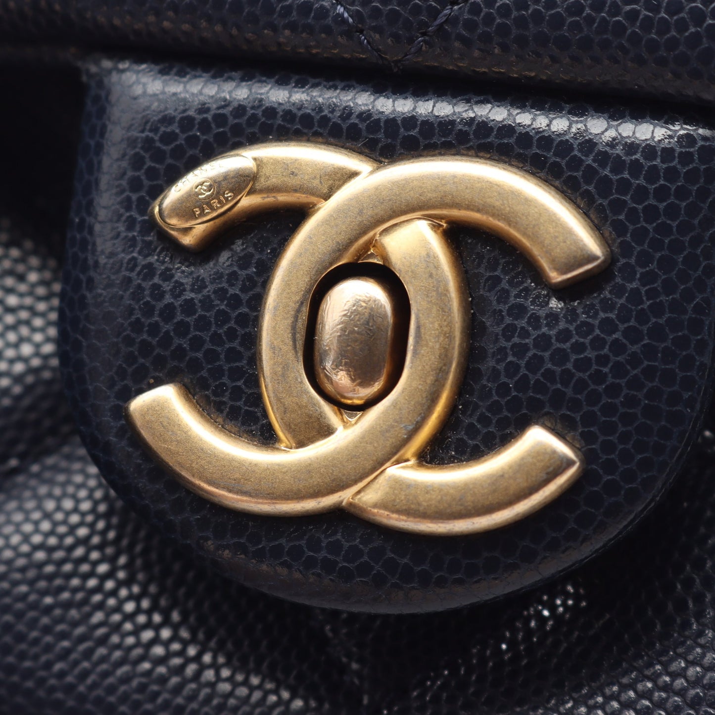 マトラッセ チェーンショルダーバッグ キャビアスキン ネイビー ゴールド金具 シャネル バッグ CHANEL