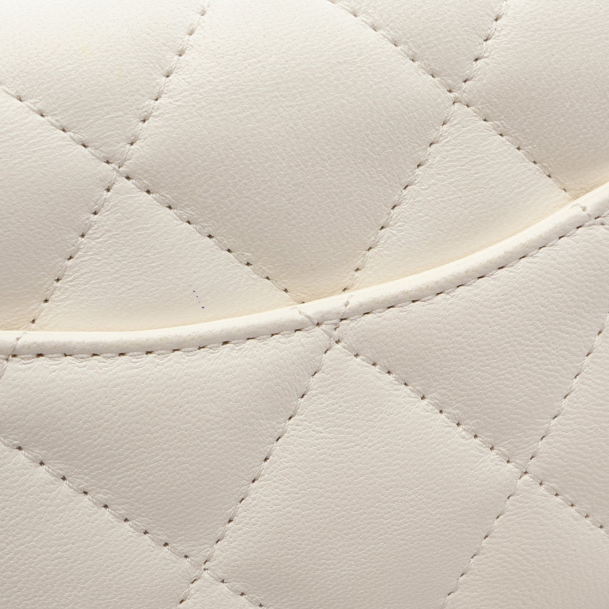 ミニマトラッセ チェーンショルダーバッグ ラムスキン ホワイト ゴールド金具 シャネル バッグ CHANEL