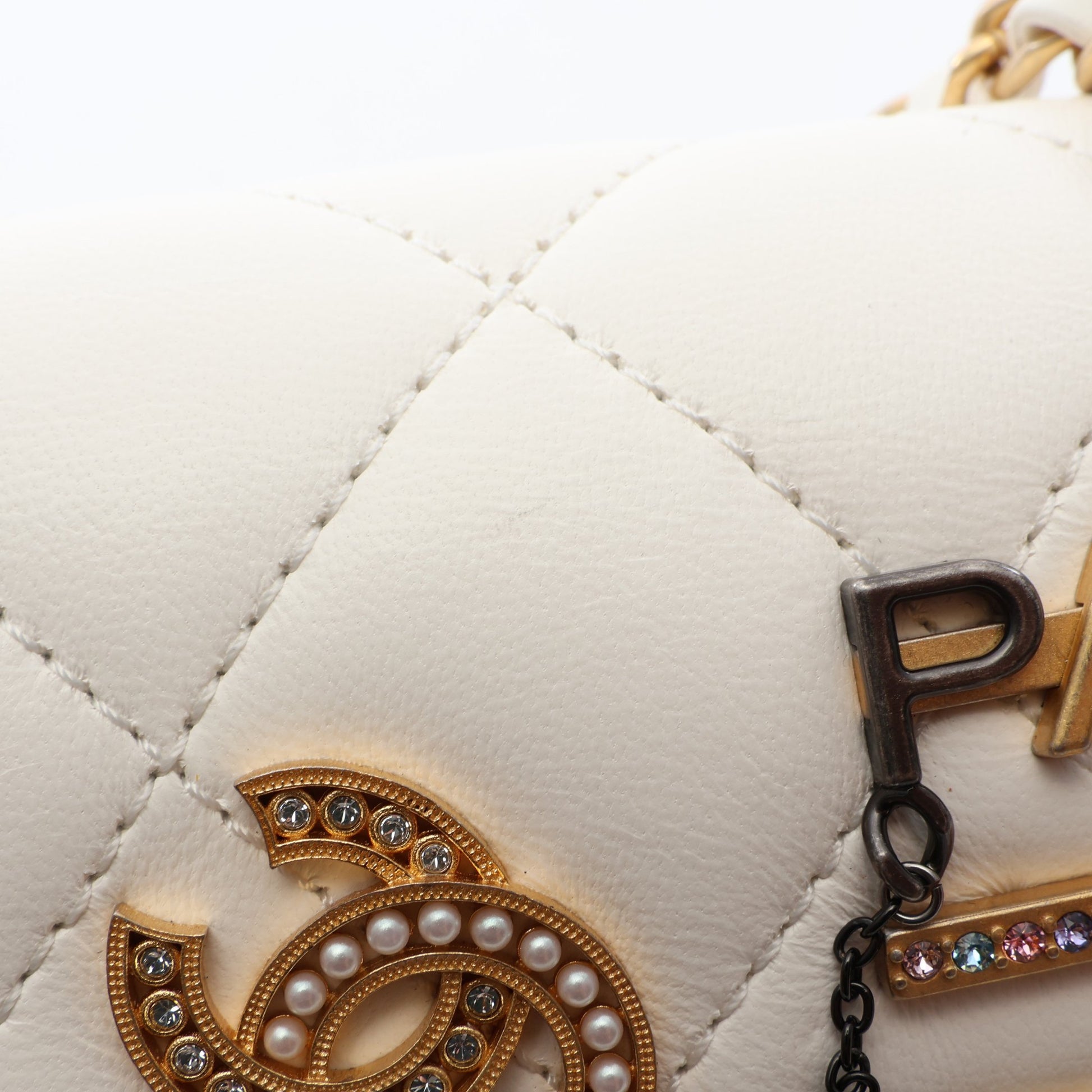 マトラッセ チェーンショルダーバッグ ラムスキン ホワイト コンビ金具 シャネル バッグ CHANEL