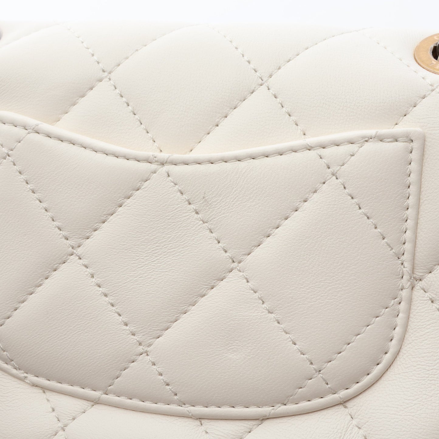マトラッセ チェーンショルダーバッグ ラムスキン ホワイト コンビ金具 シャネル バッグ CHANEL