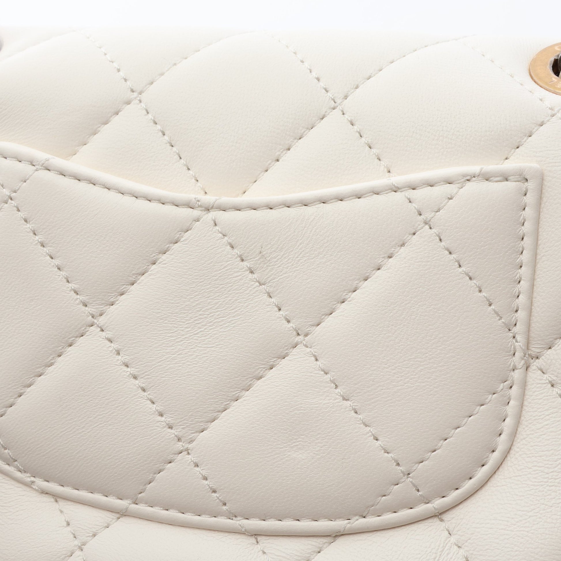 マトラッセ チェーンショルダーバッグ ラムスキン ホワイト コンビ金具 シャネル バッグ CHANEL