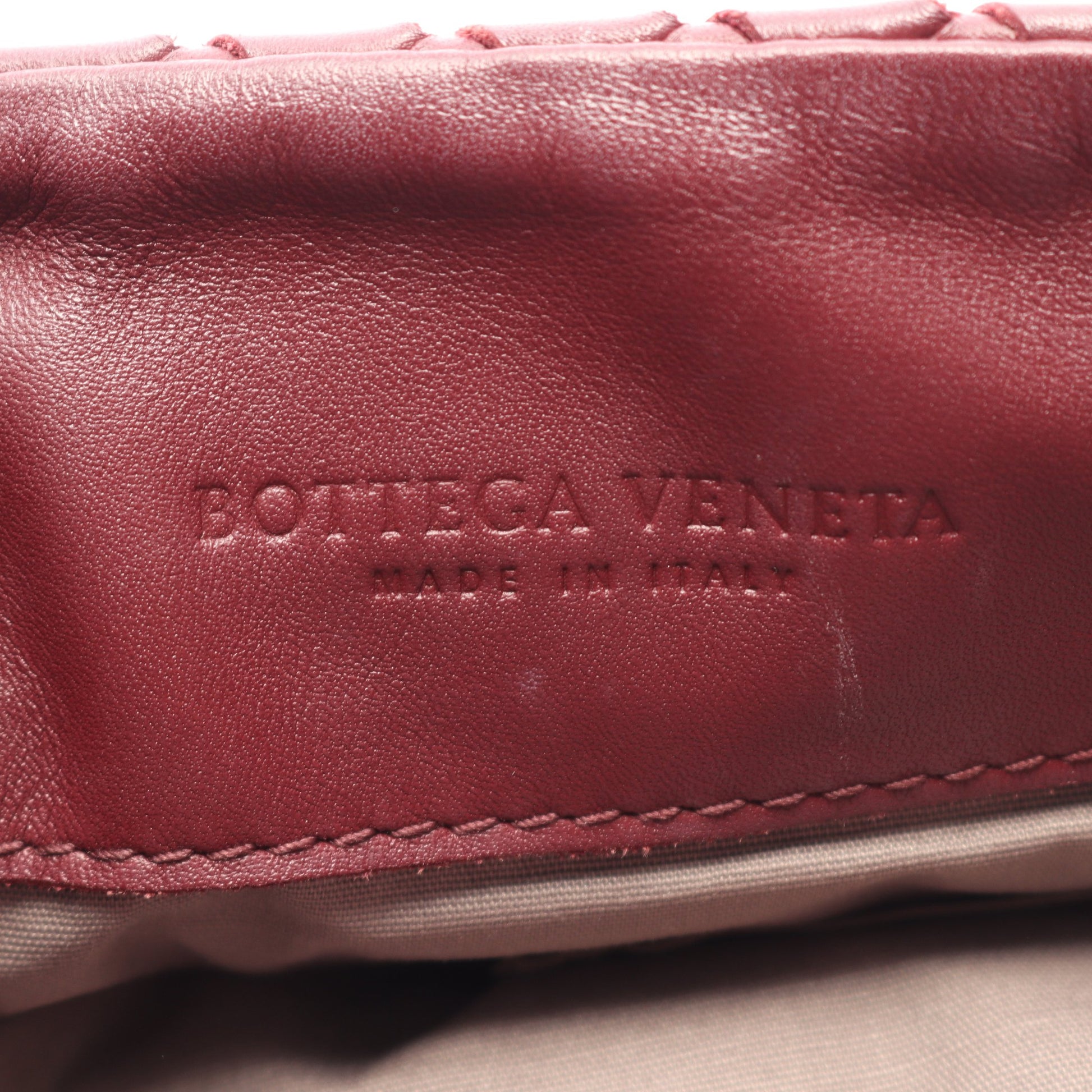 イントレチャート ショルダーバッグ レザー バーガンディ ボッテガヴェネタ バッグ BOTTEGA VENETA
