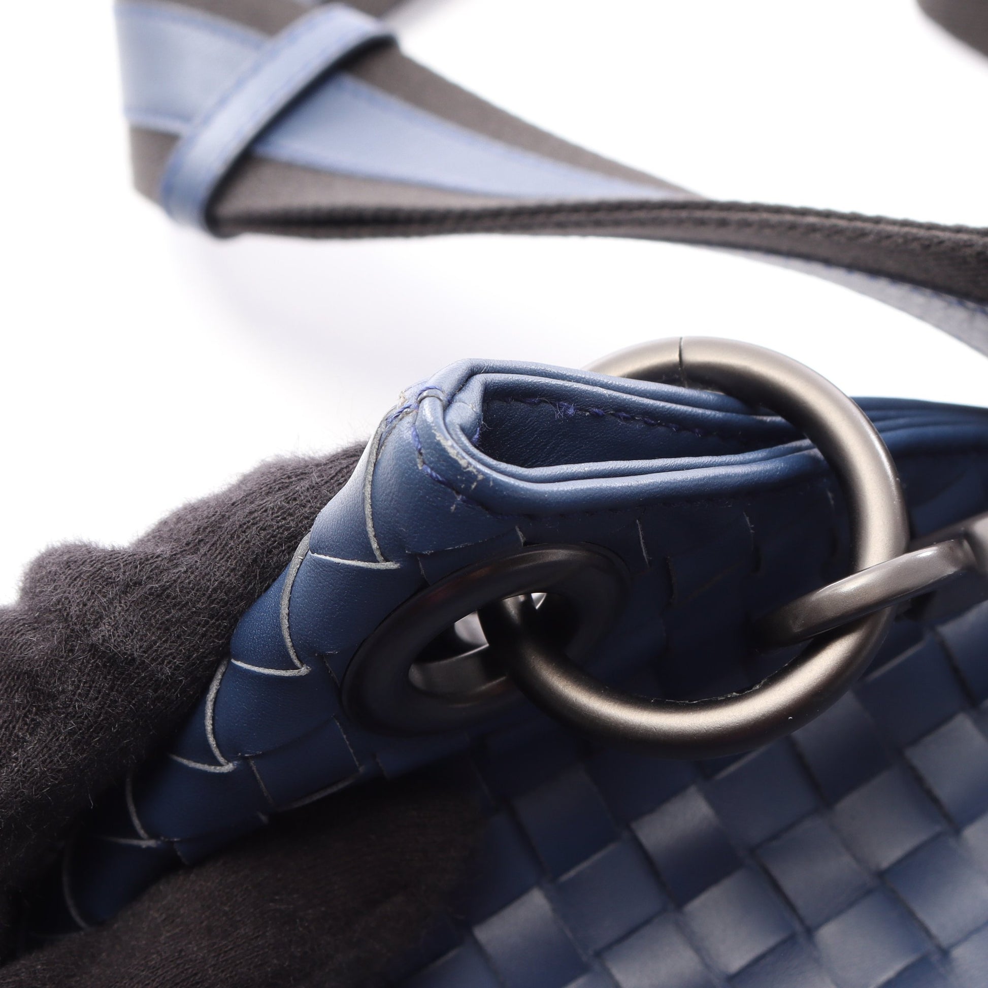 イントレチャート ショルダーバッグ レザー ブルー ボッテガヴェネタ バッグ BOTTEGA VENETA