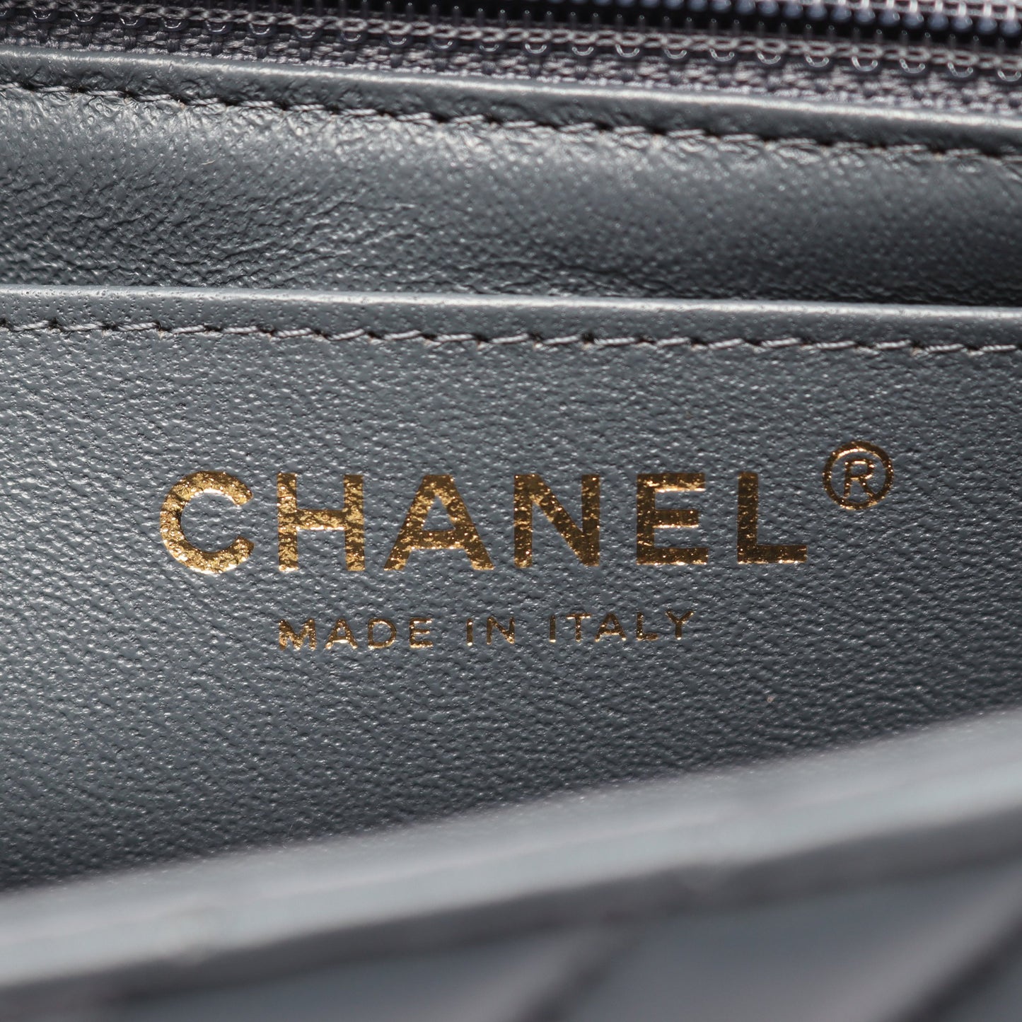シェブロン Vステッチ ミニ 20 チェーンショルダーバッグ レザー ブルーグレー ゴールド金具 シャネル バッグ CHANEL