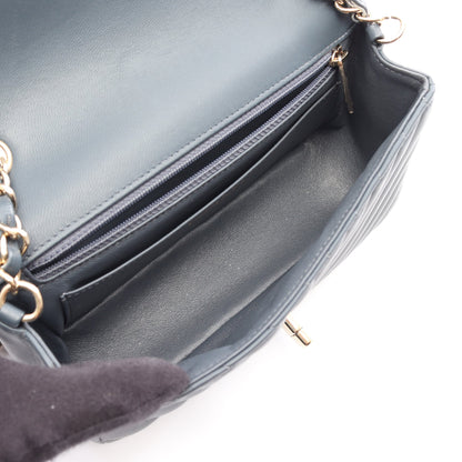 シェブロン Vステッチ ミニ 20 チェーンショルダーバッグ レザー ブルーグレー ゴールド金具 シャネル バッグ CHANEL