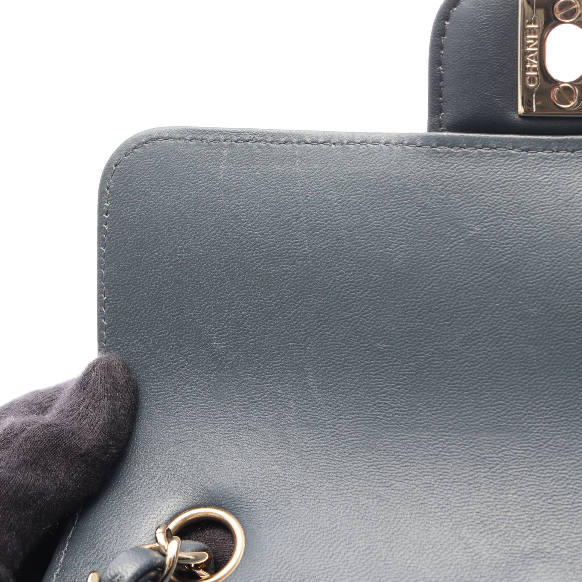 シェブロン Vステッチ ミニ 20 チェーンショルダーバッグ レザー ブルーグレー ゴールド金具 シャネル バッグ CHANEL