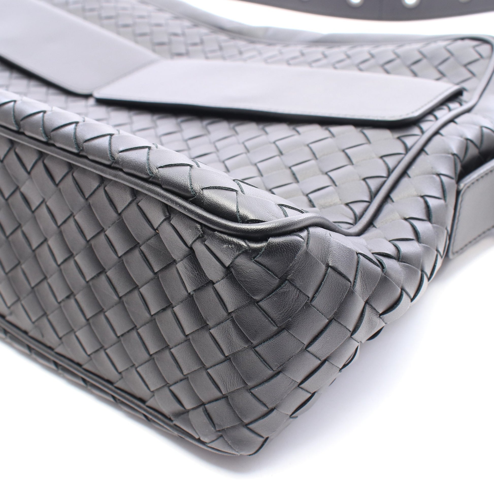 イントレチャート ショルダーバッグ レザー ブラック ボッテガヴェネタ バッグ BOTTEGA VENETA