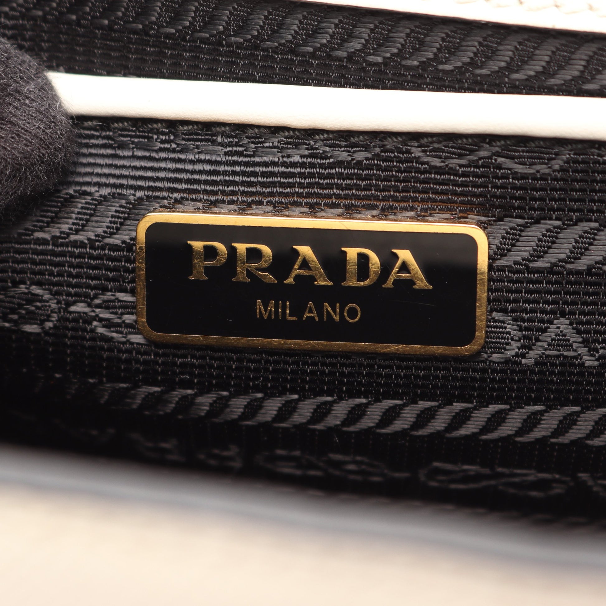 チェーンショルダーバッグ サフィアーノレザー ホワイト プラダ バッグ PRADA