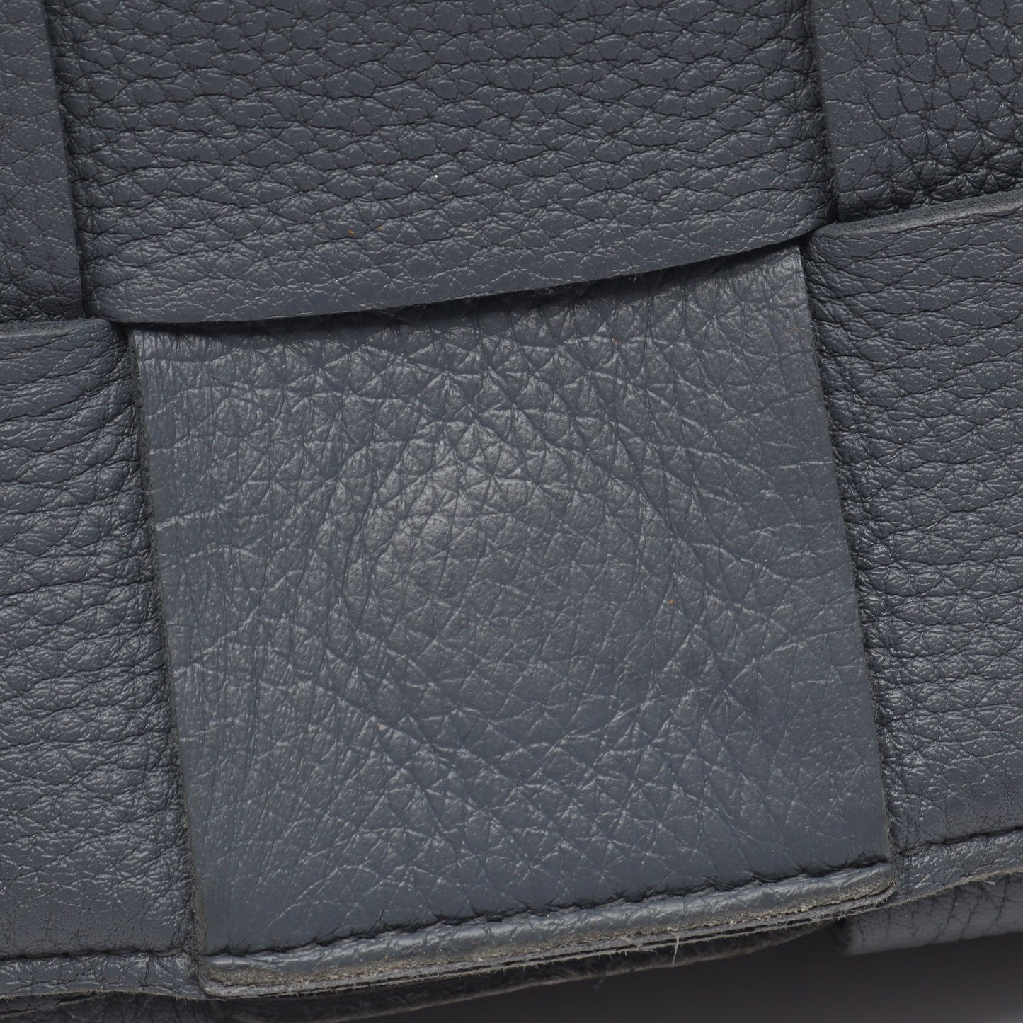 カセット イントレチャート ショルダーバッグ レザー グレー ボッテガヴェネタ バッグ BOTTEGA VENETA