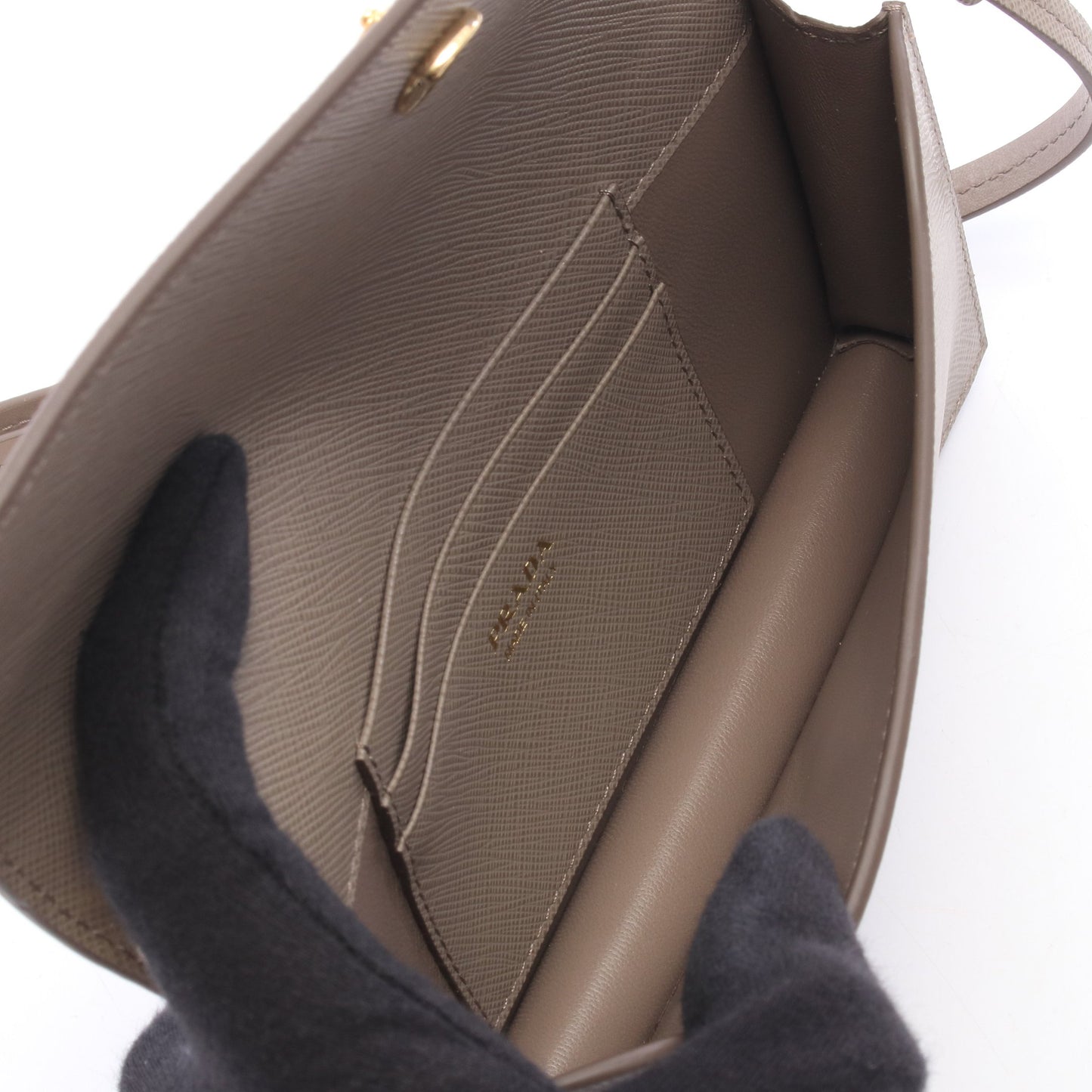 SAFFIANO トライアングルロゴ ショルダーウォレット サフィアーノレザー グレーベージュ プラダ