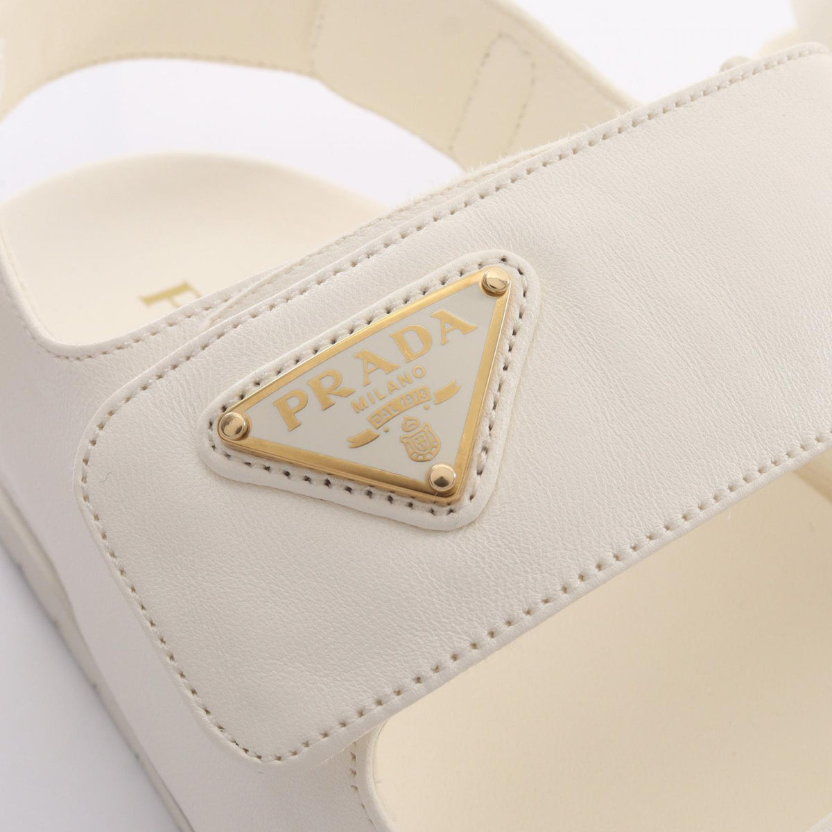トライアングルロゴ サンダル レザー ホワイト プラダ シューズ PRADA