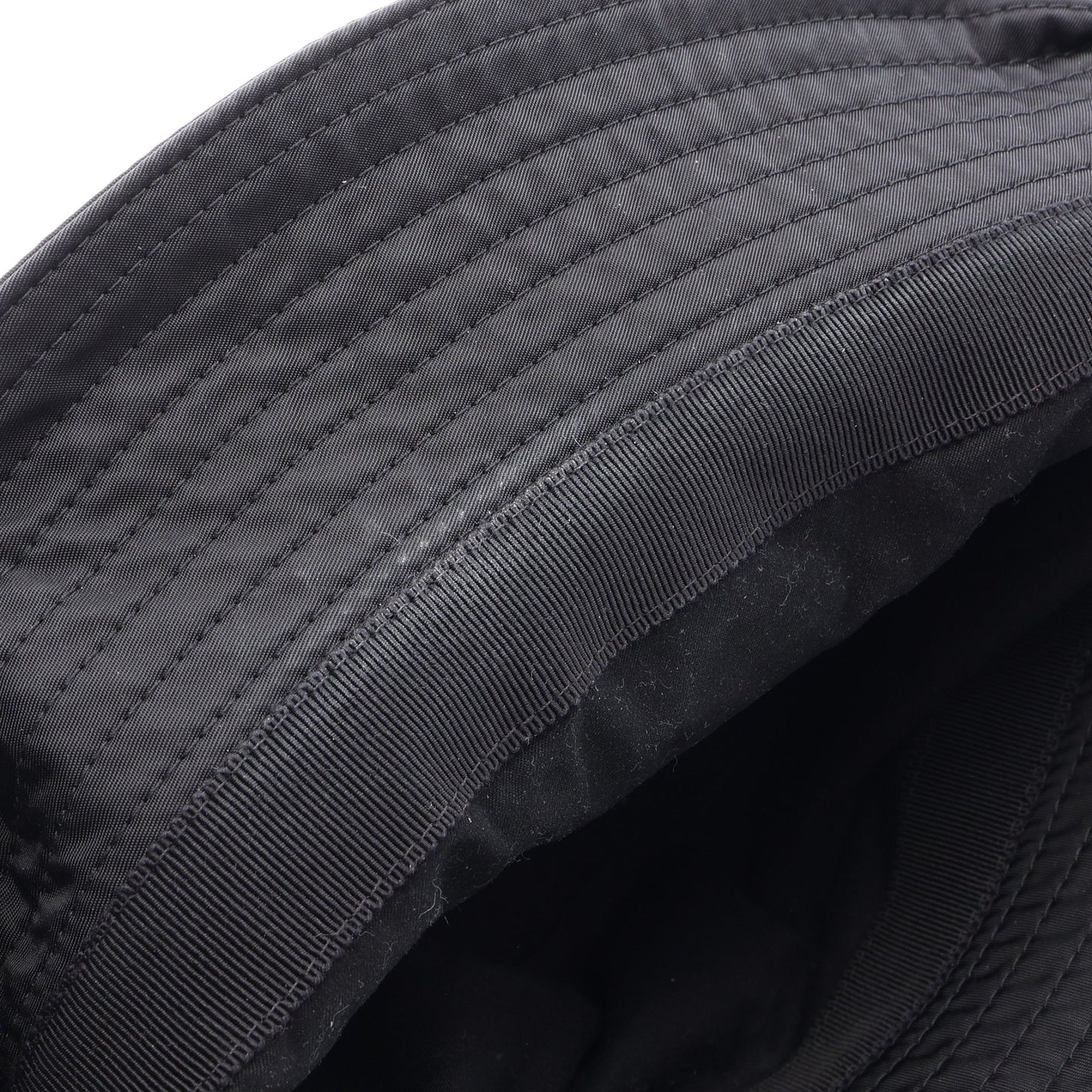 Re-Nylon 三角プレート バケット ハット ナイロン ブラック プラダ