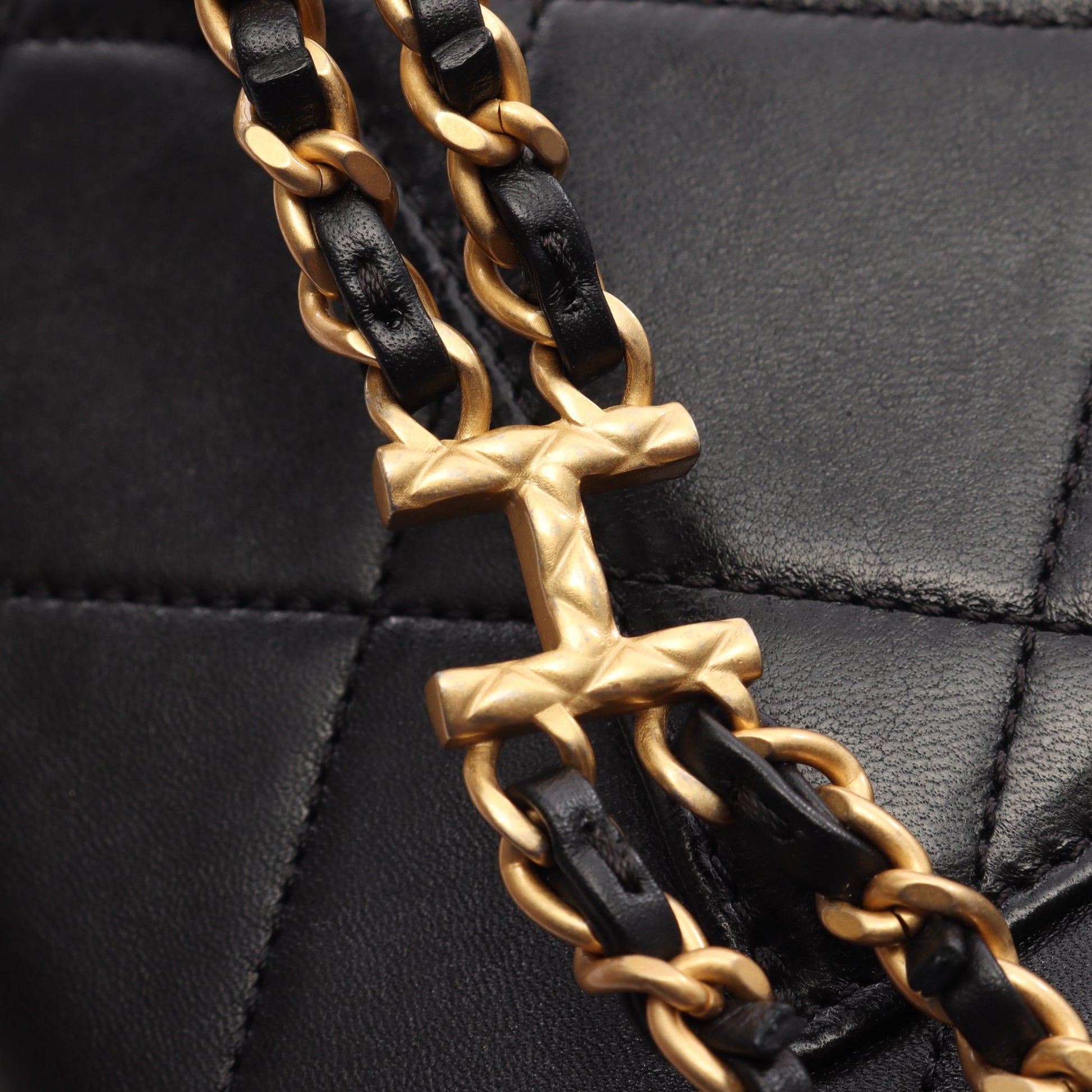 マトラッセ スモールフラップ チェーンショルダーバッグ ラムスキン ブラック ゴールド金具 シャネル バッグ CHANEL