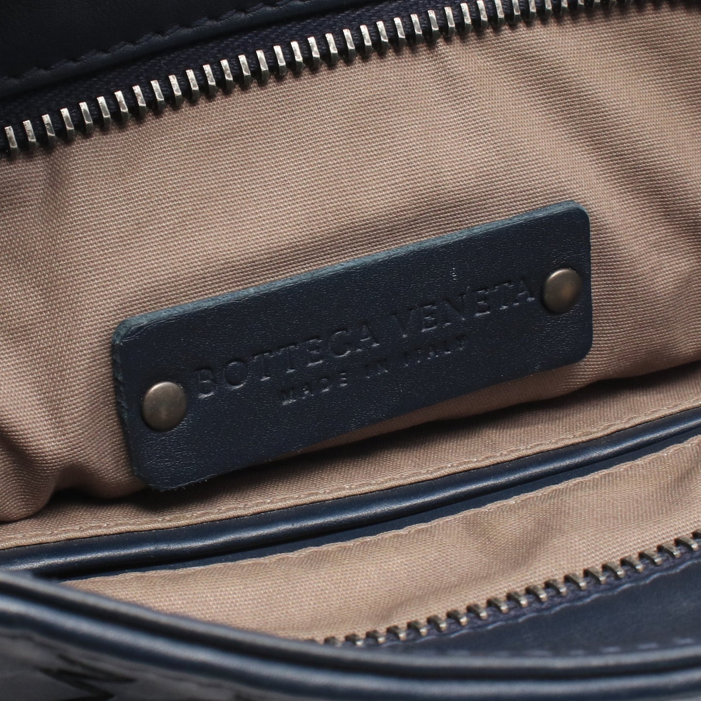 イントレチャート ショルダーバッグ レザー ネイビー ボッテガヴェネタ バッグ BOTTEGA VENETA