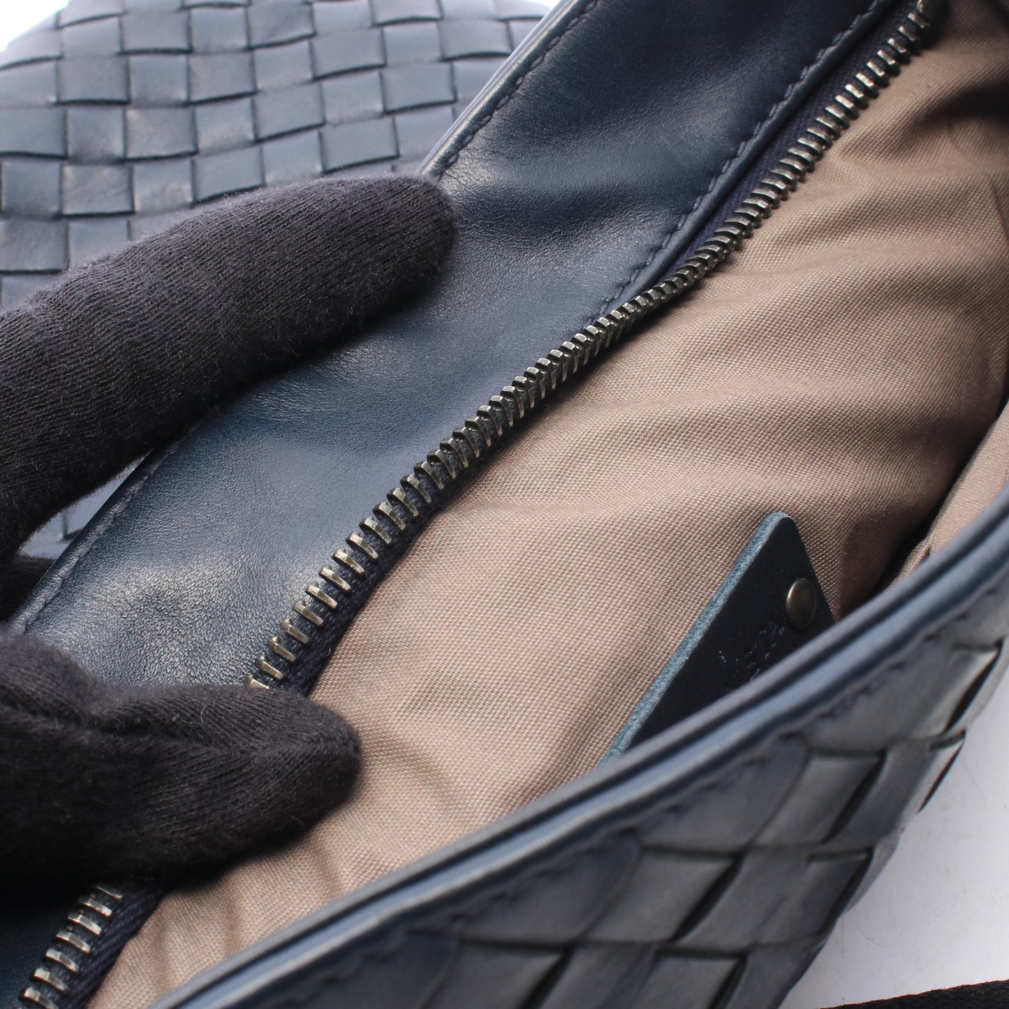 イントレチャート ショルダーバッグ レザー ネイビー ボッテガヴェネタ バッグ BOTTEGA VENETA