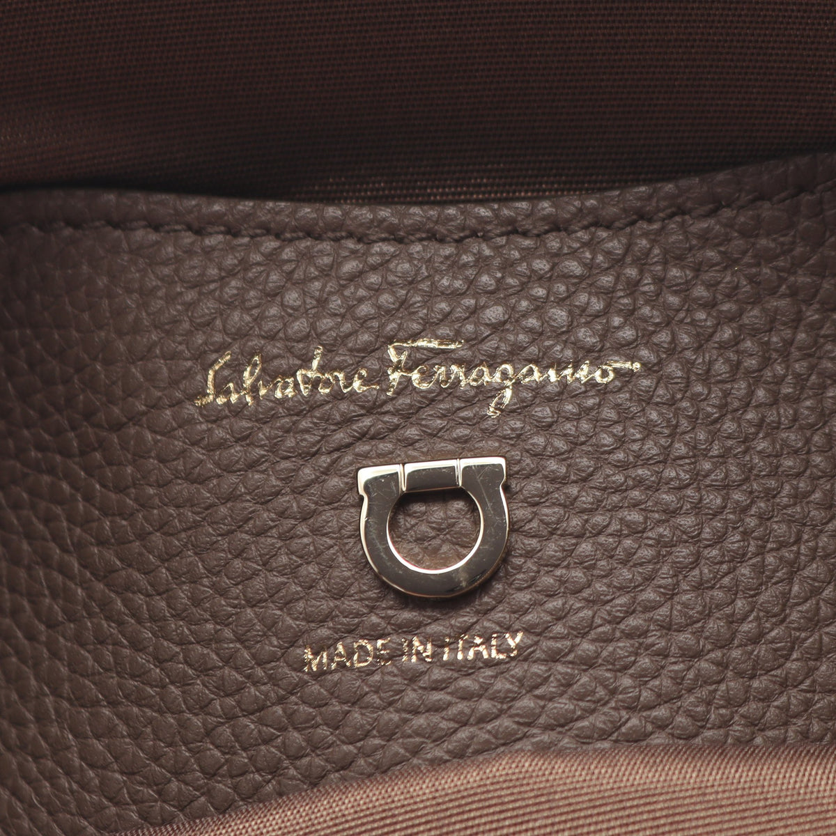 ガンチーニ スタッズ チェーンショルダーバッグ レザー グレーベージュ サルヴァトーレフェラガモ バッグ Salvatore Ferragamo