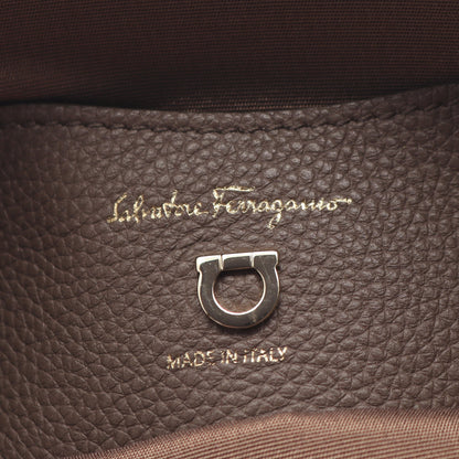 ガンチーニ スタッズ チェーンショルダーバッグ レザー グレーベージュ サルヴァトーレフェラガモ バッグ Salvatore Ferragamo