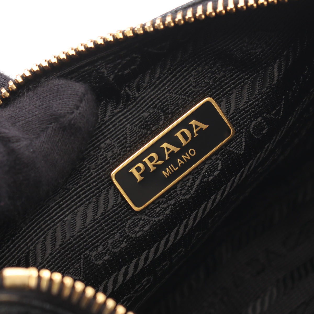 Re-Edition 2005 チェーンショルダーバッグ サフィアーノレザー ブラック プラダ バッグ PRADA