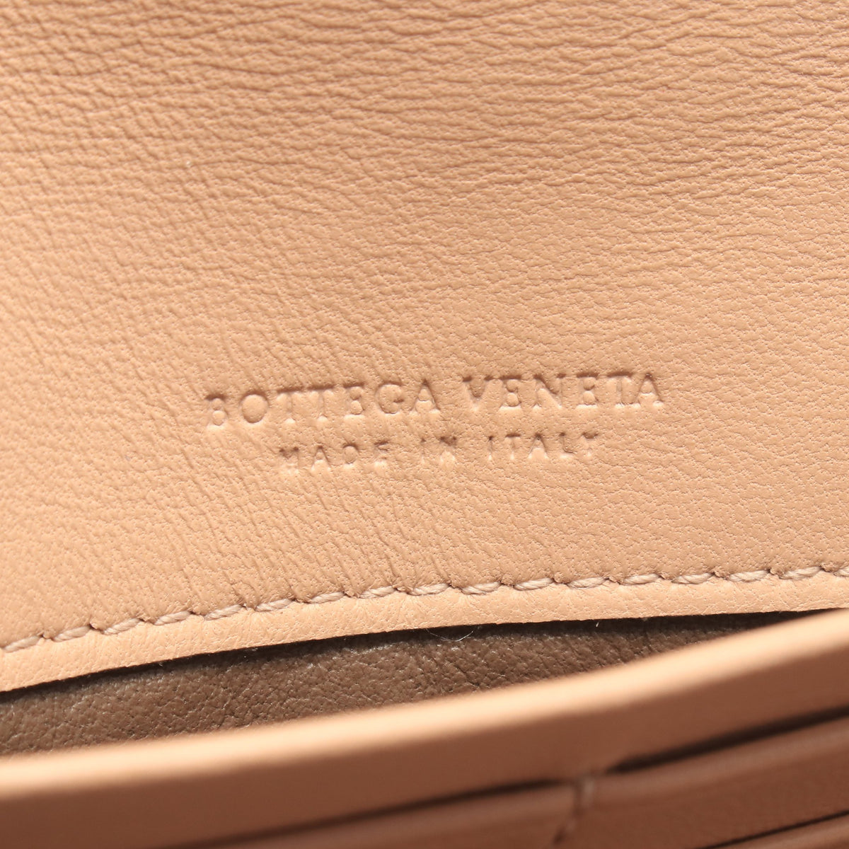 イントレチャート 二つ折り長財布 レザー ピンクベージュ ブラウン ボッテガヴェネタ 財布・小物 BOTTEGA VENETA