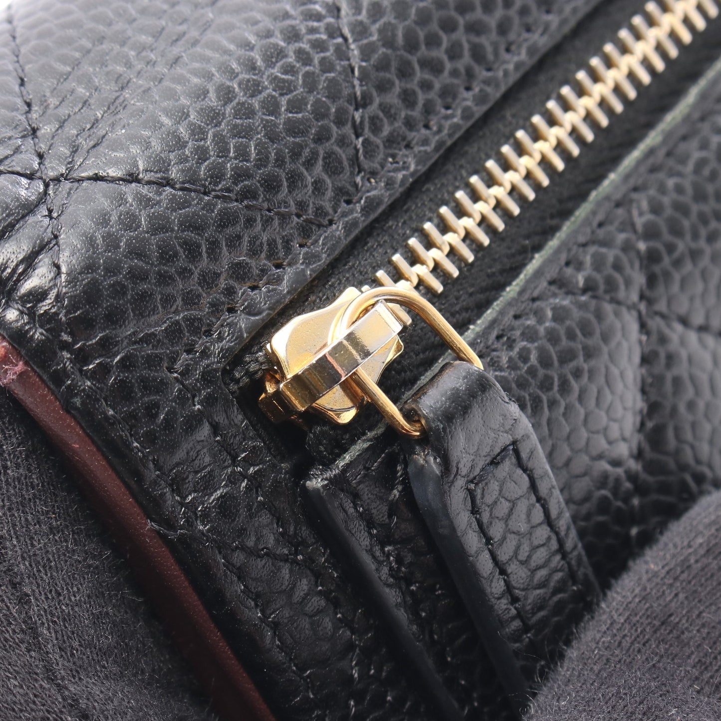 クラシック スモール フラップ ウォレット 三つ折り財布 キャビアスキン ブラック ゴールド金具 シャネル