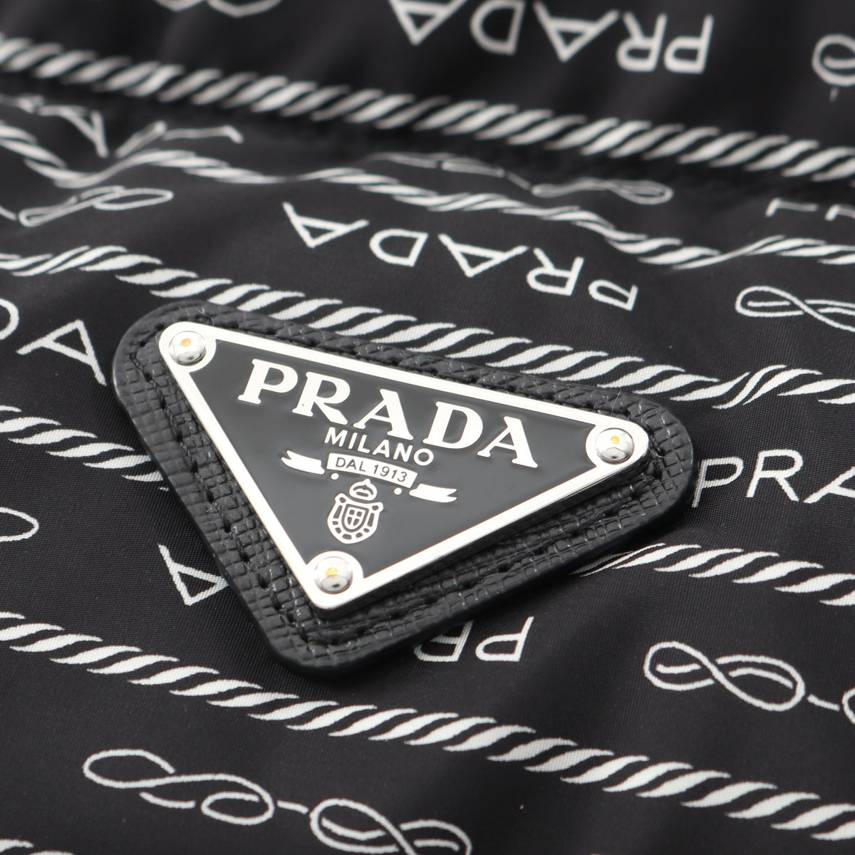 Re-Nylon ロゴ総柄 フード付き クロップド ダウンジャケット ナイロン ブラック プラダ アウター PRADA