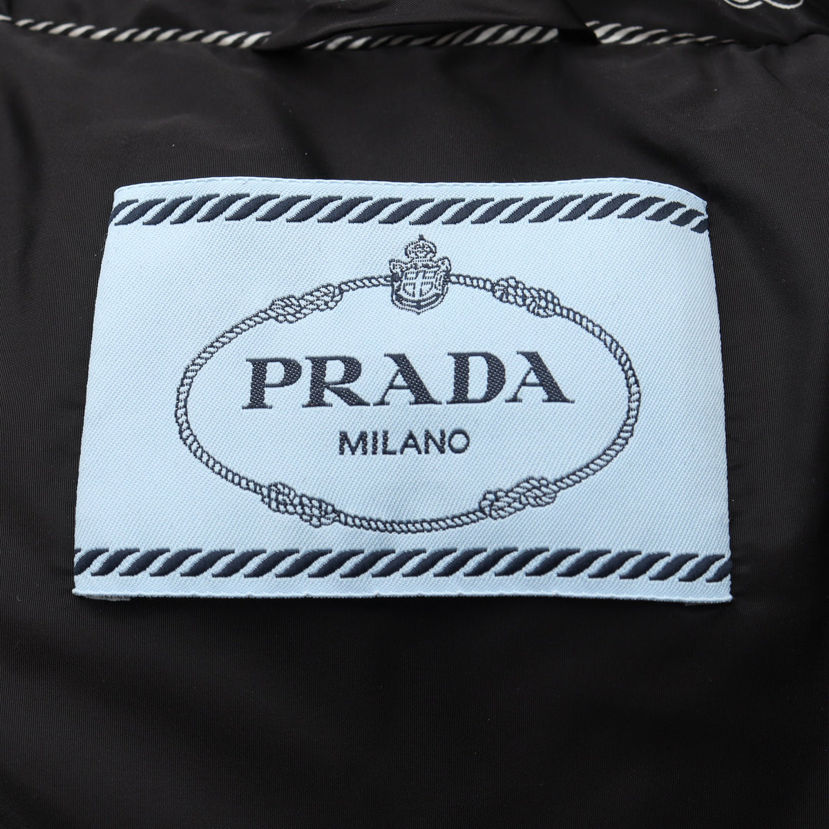 Re-Nylon ロゴ総柄 フード付き クロップド ダウンジャケット ナイロン ブラック プラダ アウター PRADA