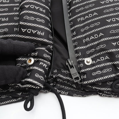 Re-Nylon ロゴ総柄 フード付き クロップド ダウンジャケット ナイロン ブラック プラダ アウター PRADA
