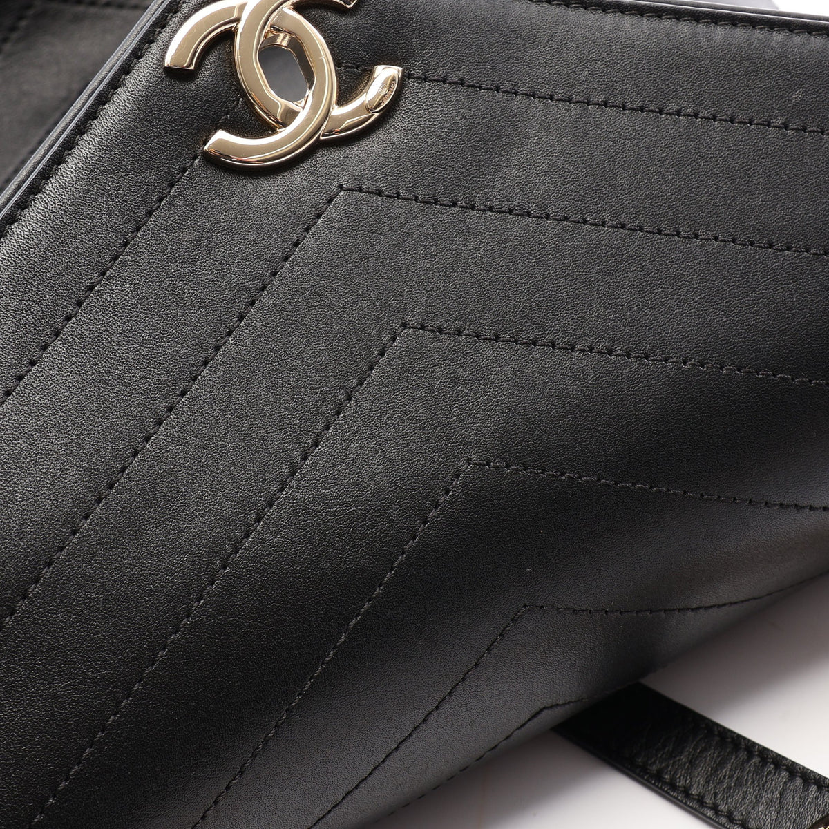Vステッチ バックパック リュックサック レザー ブラック ゴールド金具 シャネル バッグ CHANEL