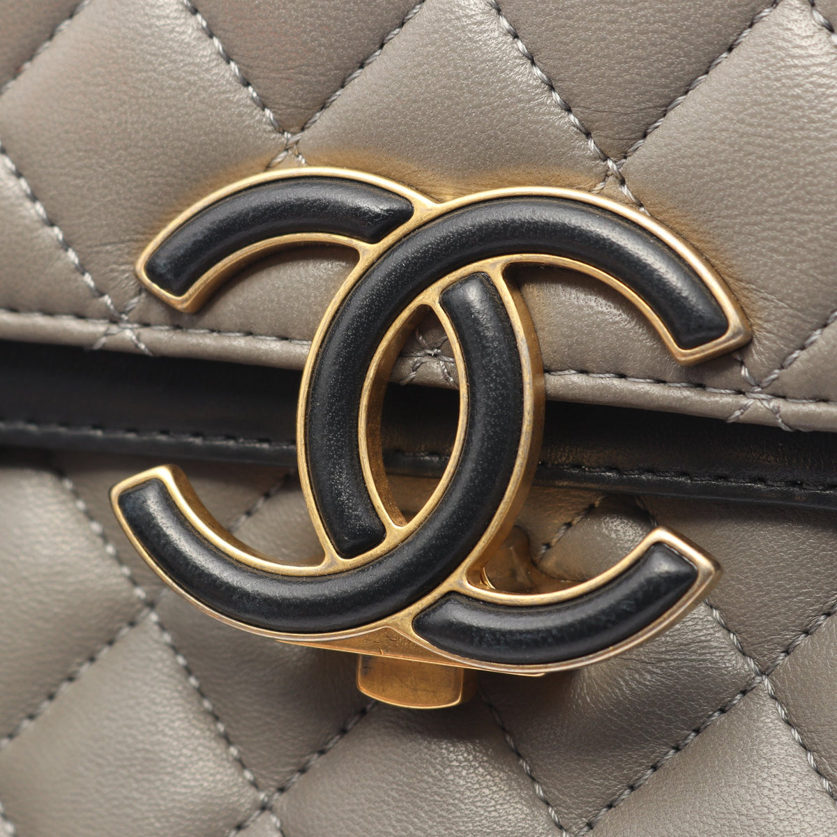 マトラッセ Wフラップ Wチェーンショルダーバッグ ラムスキン グレー ブラック ゴールド金具 シャネル バッグ CHANEL