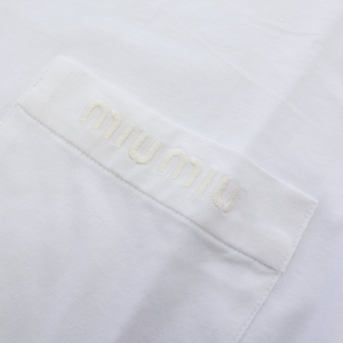 ロゴ刺繍 ポケット付き 半袖Tシャツ コットン ホワイト ミュウミュウ