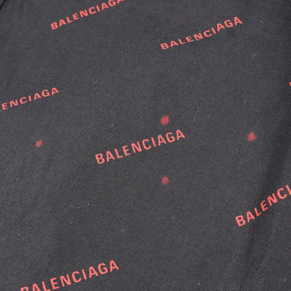 ロゴ総柄 半袖 シャツ コットン ブラック レッド バレンシアガ トップス BALENCIAGA