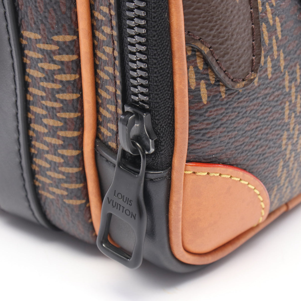 LOUIS VUITTON × NIGO アマゾン メッセンジャー ダミエエベヌジャイアント モノグラム ショルダーバッグ PVC レザー ブラウン ブラック ルイヴィトン