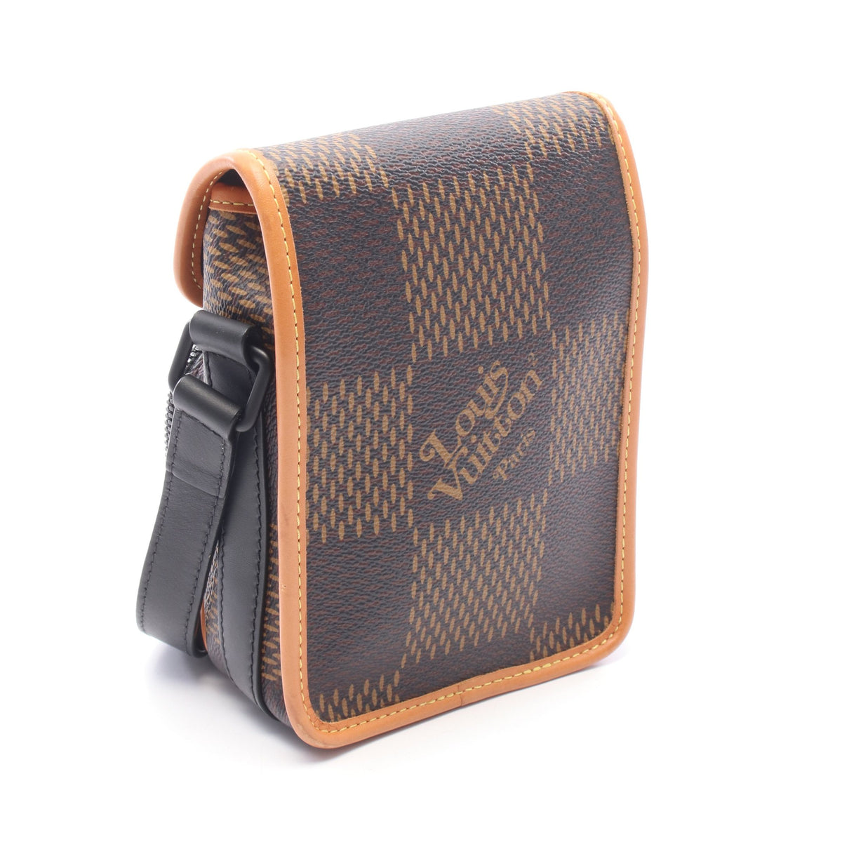 LOUIS VUITTON × NIGO アマゾン メッセンジャー ダミエエベヌジャイアント モノグラム ショルダーバッグ PVC レザー ブラウン ブラック ルイヴィトン
