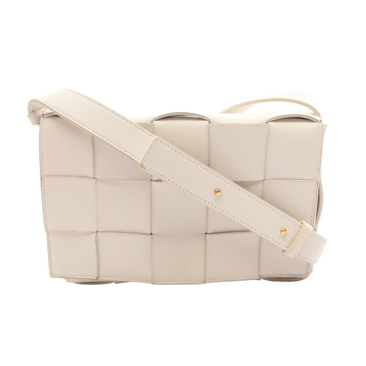 カセット クロスボディ マキシイントレチャート ショルダーバッグ レザー ホワイト ボッテガヴェネタ バッグ BOTTEGA VENETA