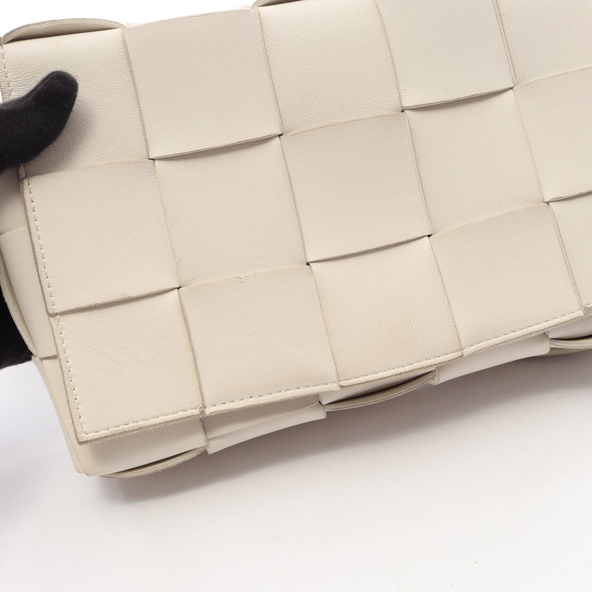 カセット クロスボディ マキシイントレチャート ショルダーバッグ レザー ホワイト ボッテガヴェネタ バッグ BOTTEGA VENETA