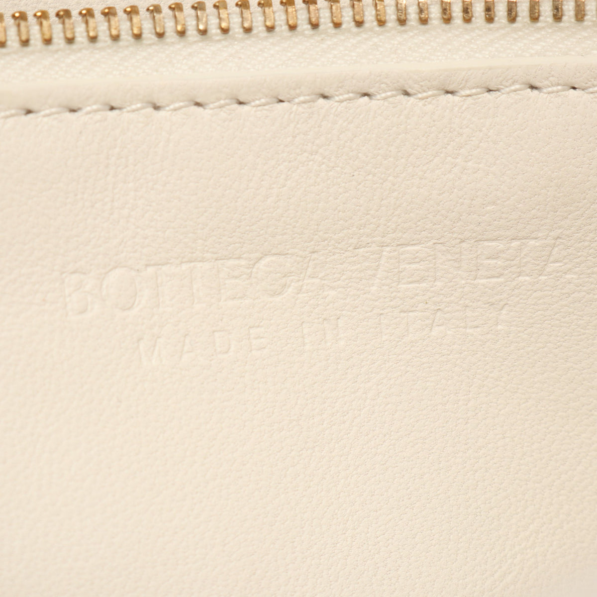 カセット クロスボディ マキシイントレチャート ショルダーバッグ レザー ホワイト ボッテガヴェネタ バッグ BOTTEGA VENETA