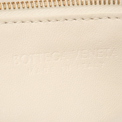カセット クロスボディ マキシイントレチャート ショルダーバッグ レザー ホワイト ボッテガヴェネタ バッグ BOTTEGA VENETA