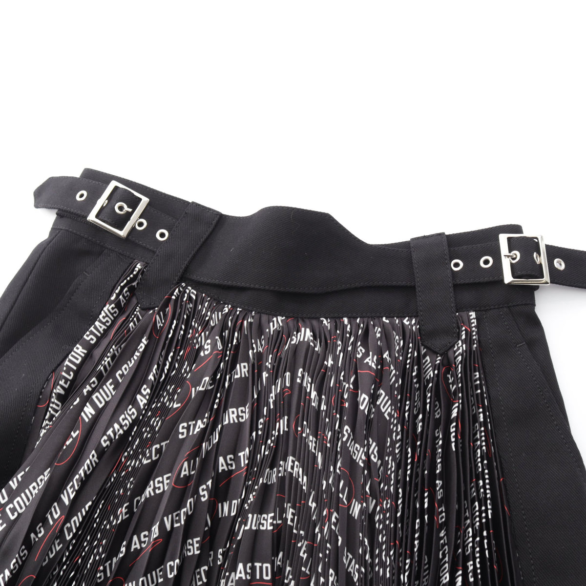 sacai × Lawrence Weiner タイポグラフィー プリント プリーツ スカート コットン ブラック ホワイト レッド サカイ ボトムス sacai