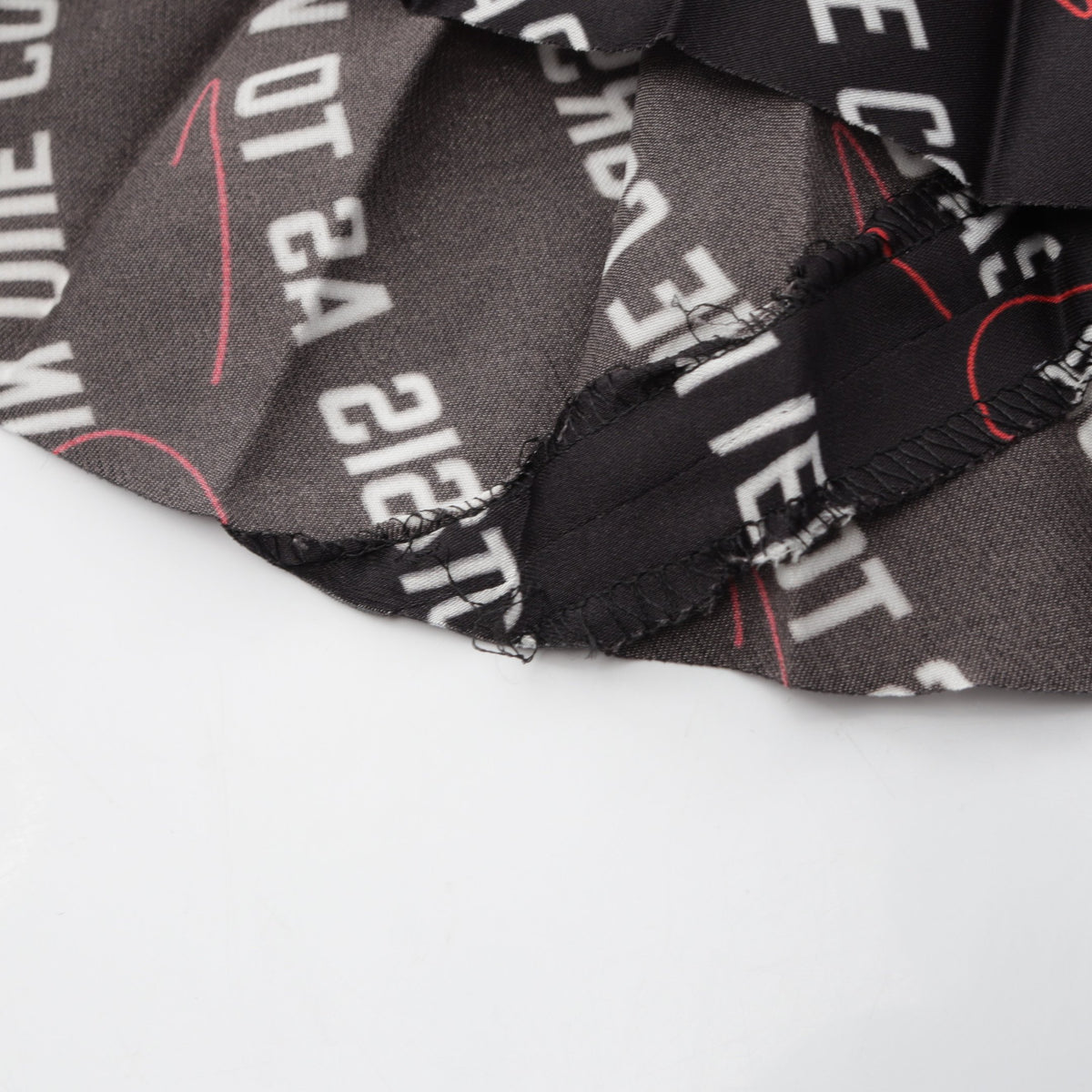 sacai × Lawrence Weiner タイポグラフィー プリント プリーツ スカート コットン ブラック ホワイト レッド サカイ ボトムス sacai