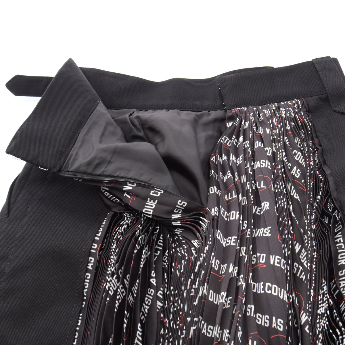 sacai × Lawrence Weiner タイポグラフィー プリント プリーツ スカート コットン ブラック ホワイト レッド サカイ ボトムス sacai