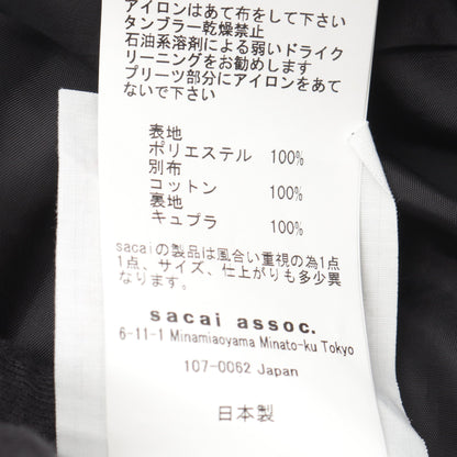 sacai × Lawrence Weiner タイポグラフィー プリント プリーツ スカート コットン ブラック ホワイト レッド サカイ ボトムス sacai