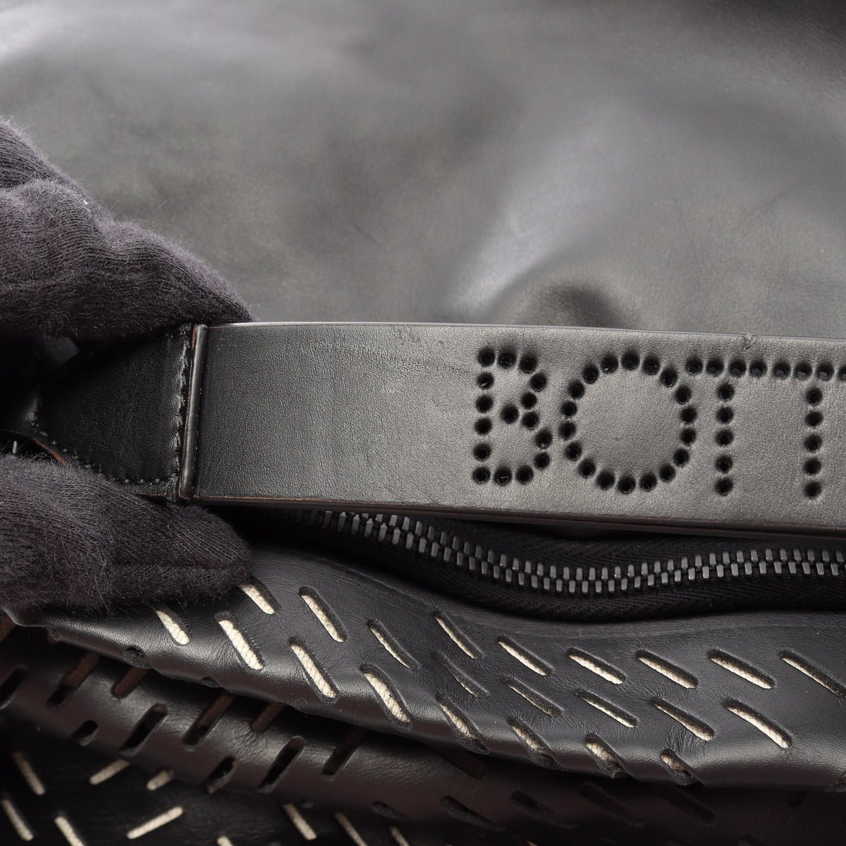 PERFORATED パーフォレイテッド メッセンジャーバッグ ショルダーバッグ レザー ブラック ボッテガヴェネタ バッグ BOTTEGA VENETA